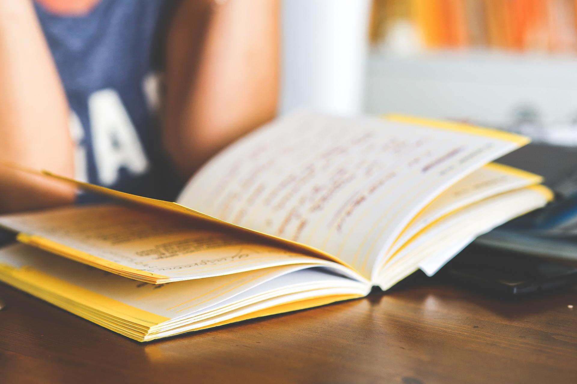 女孩讀書(Girl reading book)-大圖_愛給網_aigei_com.jpg